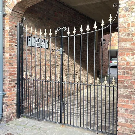 אכסניה St Wilfrid's Court יורק